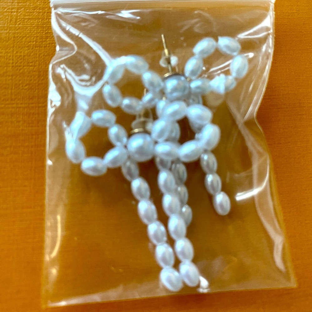 VERY CUTE!!! New Pearl bow earrings.